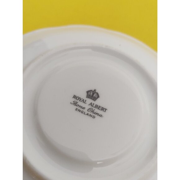 Royal Albert Pedestal Tea Cup & Saucer - Margaret Yellow Sweetheart Rose - Picture 9 of 12